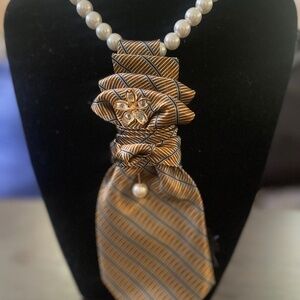 Women’s accessorized tie